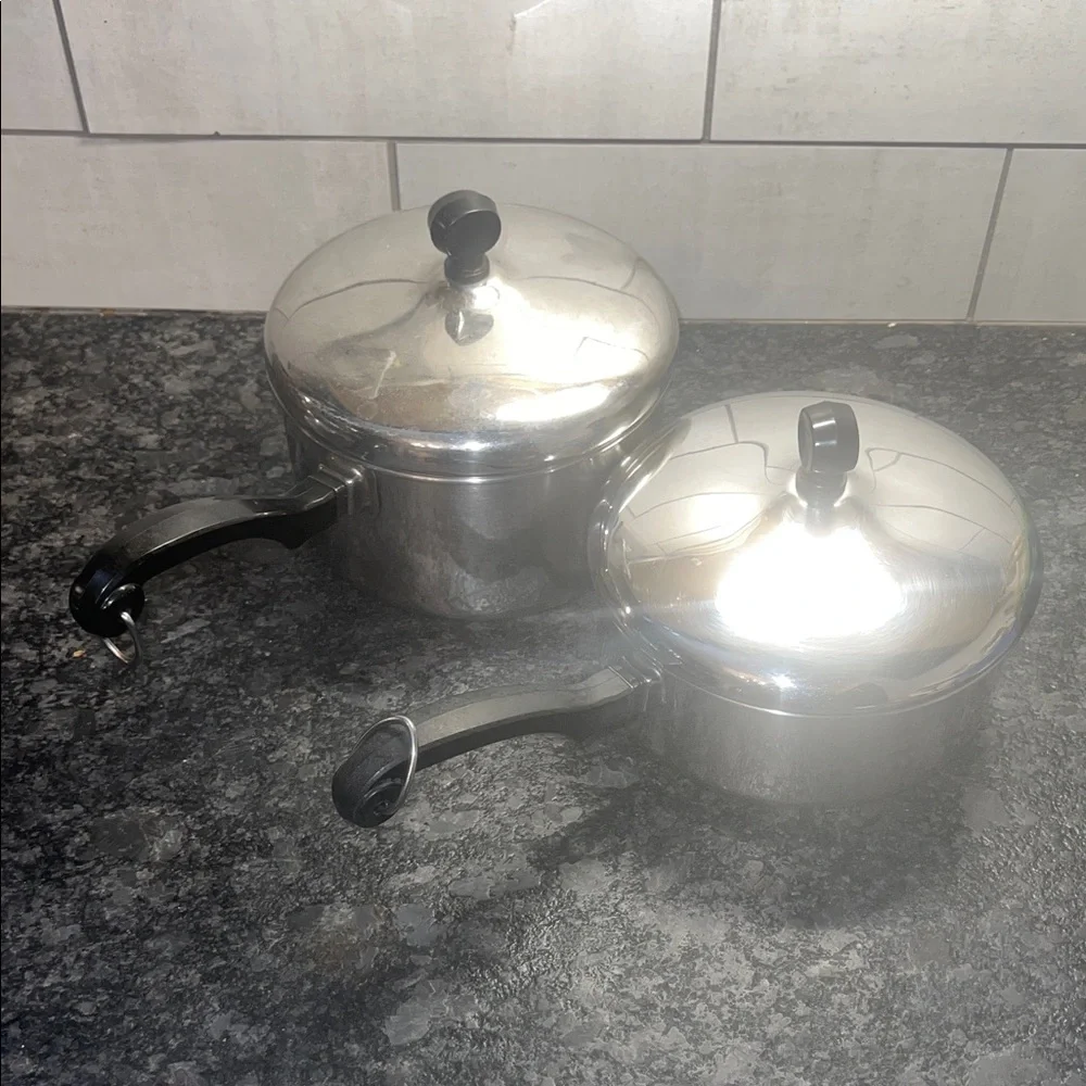 FARBERWARE 1-1/2 qt and 2qt Stainless Steel Saucepan Set. EXC CONDITION